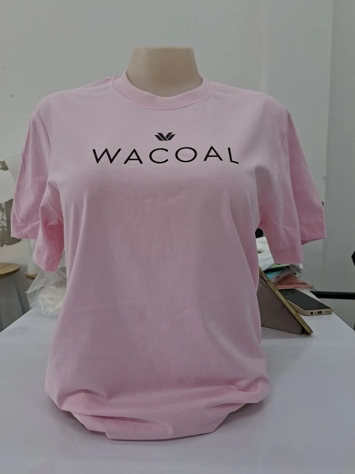 เสื้อองค์กรสีชมพูพิมพ์โลโก้ด้านหน้า